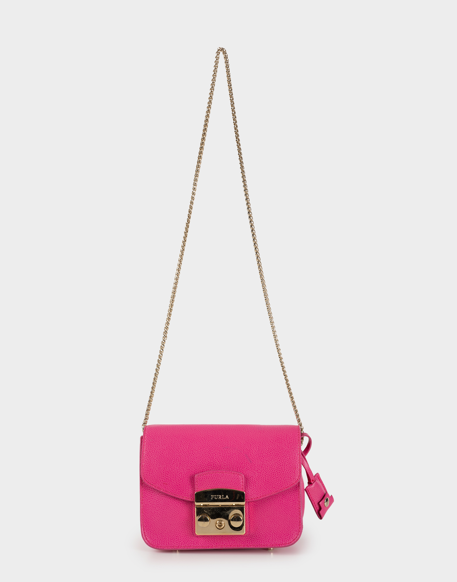 Small fuchsia bag with long gold metal chain