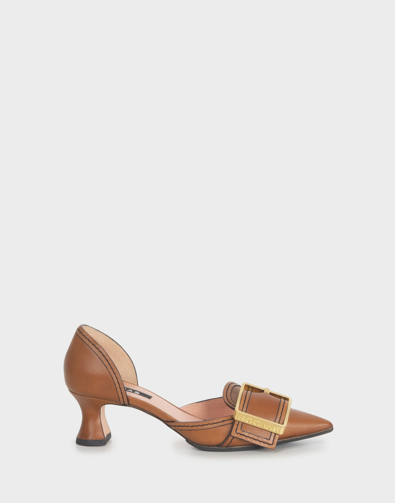 scarpe con tacco basse in pelle marrone con punta, fibbia dorata sul collo del piede, impunture nere a contrasto