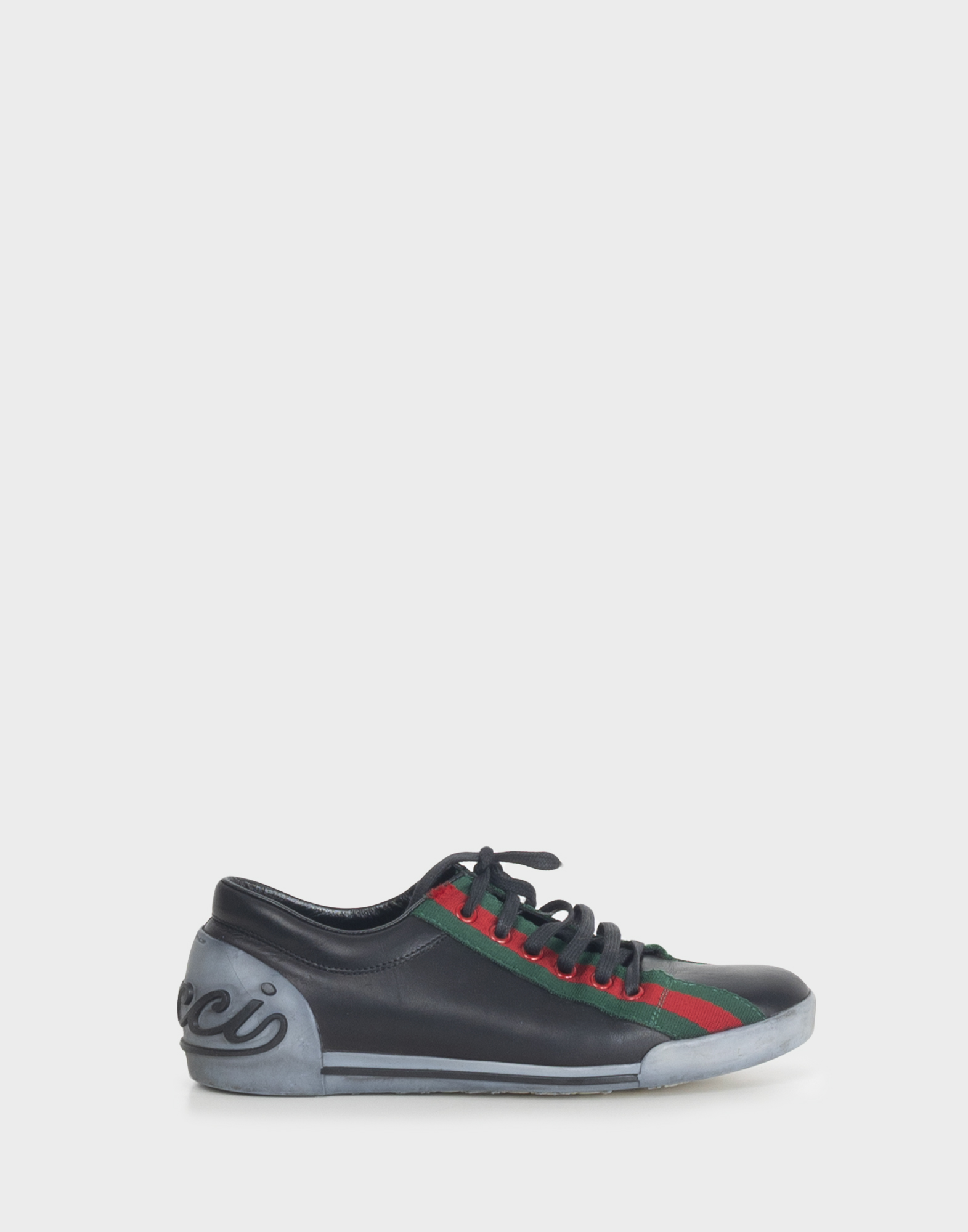Women's low black leather shoes with rubber logoed heel and detail with green and red fabric stripe