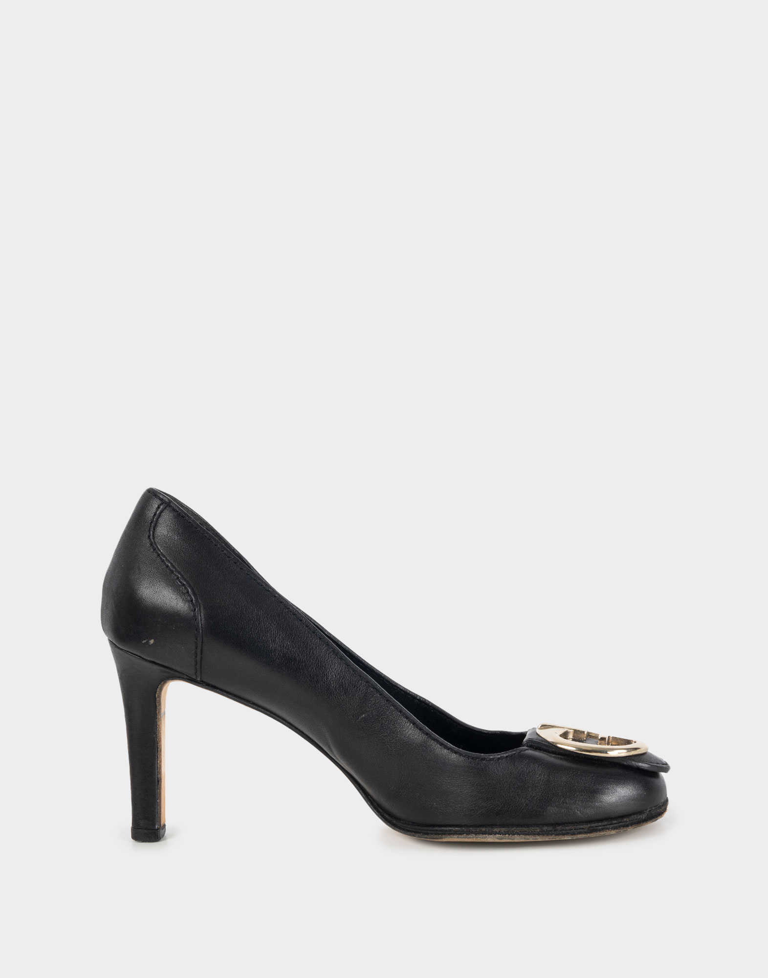 Gucci black leather pumps with gold GG plaque on the front and 8 cm high heel