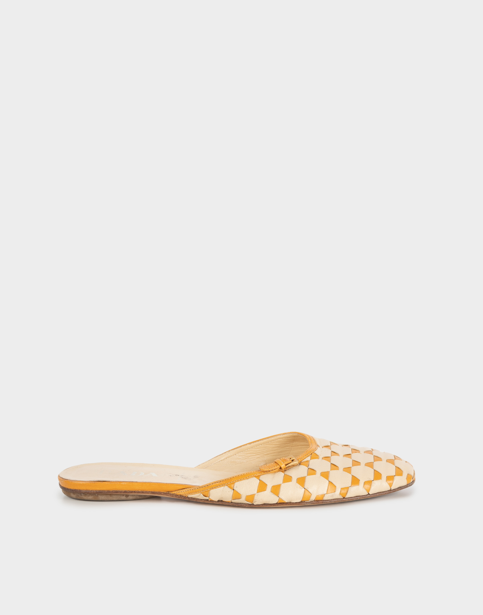 slippers da donna basse in pelle beige e arancioni con piccola fibbia dorata