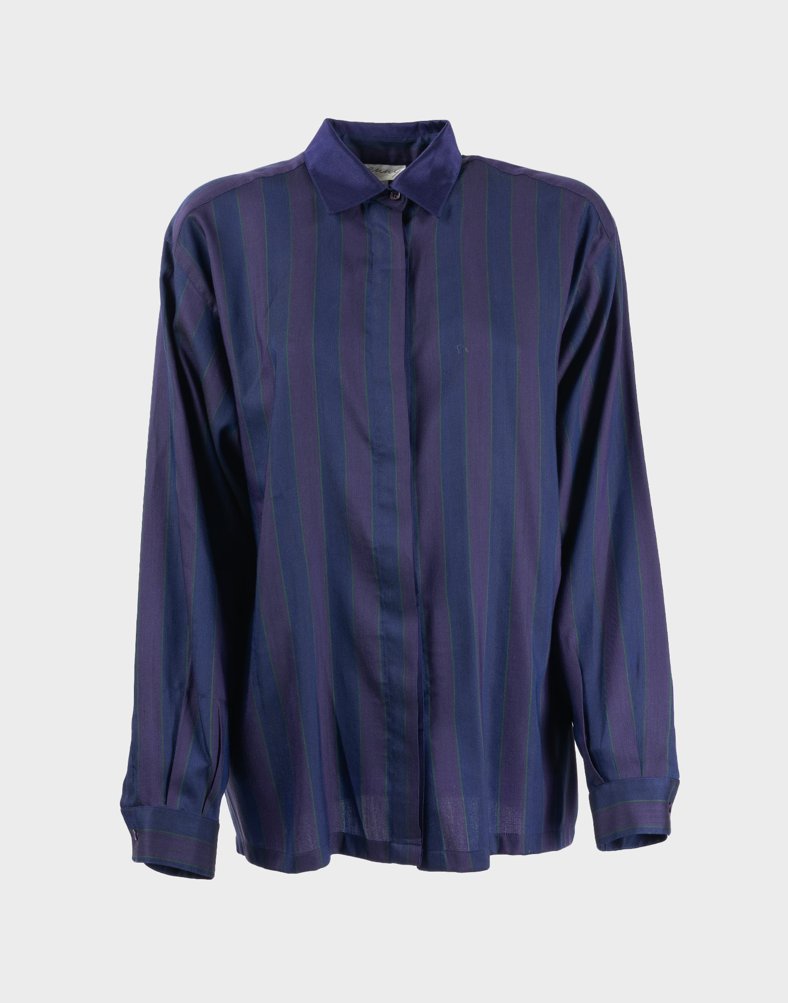 camicia da donna a maniche lunghe di colore viola con fantasia a righe, chiusura con bottoni nascosti.